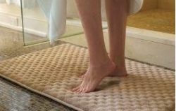 Dlaczego warto korzystać z dywaników łazienkowych?